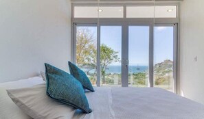 3 عدّة غرف نوم وأغطية فراش متميزة وميني بار وخزنة داخل الغرفة