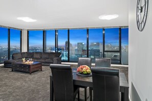 Luxury-Penthouse, 2 Schlafzimmer, 2 Bäder, Stadtblick | Wohnbereich | Flachbildfernseher, DVD-Player