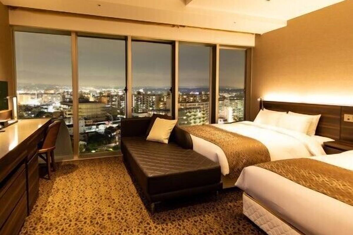 In-room safe, blackout drapes, soundproofing