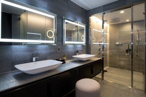 Shower, rainfall showerhead, hair dryer, bathrobes - Piazza Hotel Nara (Nara)
