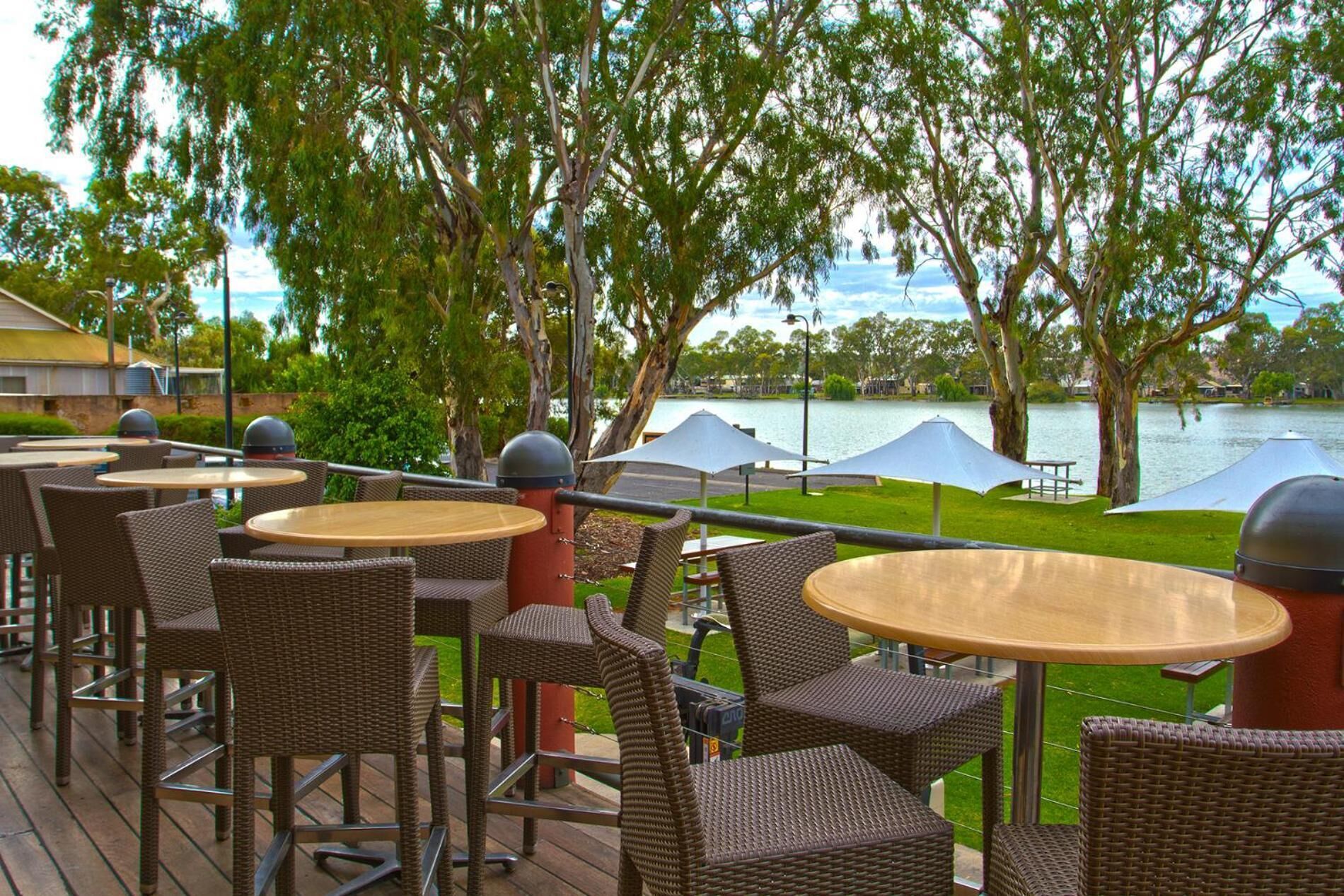 Lunsj og middag serveres, lokale retter