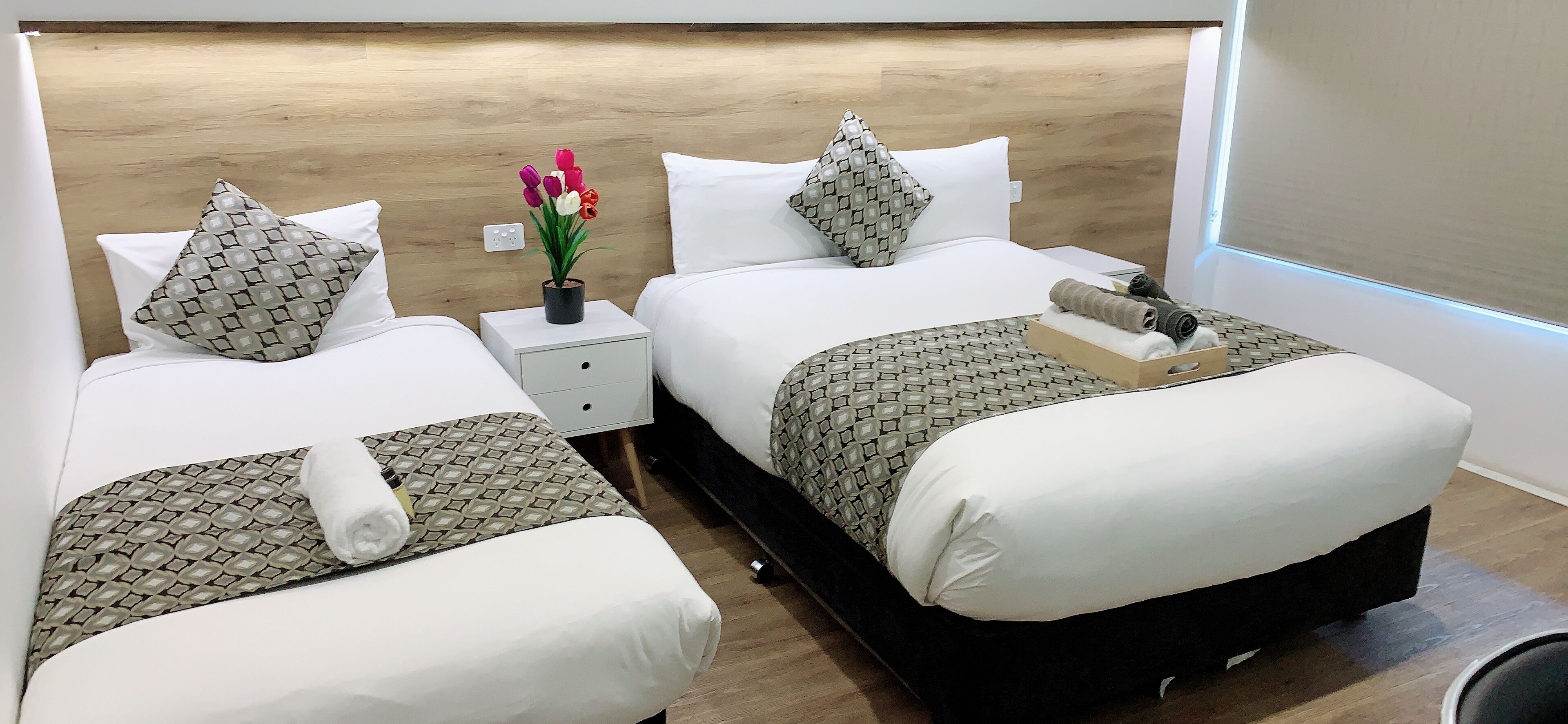 Deluxe Twin Room | Desk, laptop workspace, iron/ironing board, free WiFi