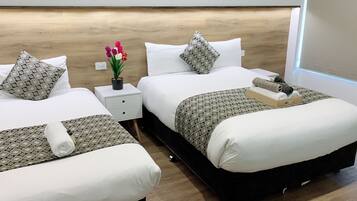 Deluxe Twin Room | Desk, laptop workspace, iron/ironing board, free WiFi