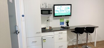 迷你冰箱、微波炉、茶具/咖啡用具、电热水壶