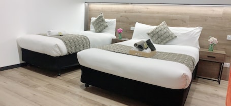 Escritorio y espacio para trabajar con laptop