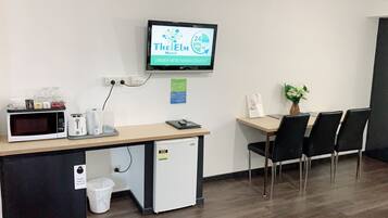 Kahden hengen deluxe-huone (kaksi sänkyä) | Yksityinen keittonurkkaus | Minijääkaappi, mikroaaltouuni, kahvin-/teenkeitin, vedenkeitin