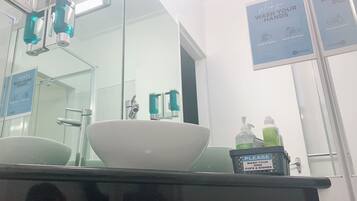 Deluxe Twin Room | Bathroom | Shower, free toiletries, hair dryer, bathrobes