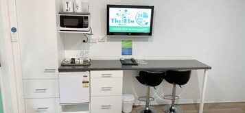 Deluxe Twin Room | Private kitchenette | Mini-fridge, microwave, coffee/tea maker, electric kettle