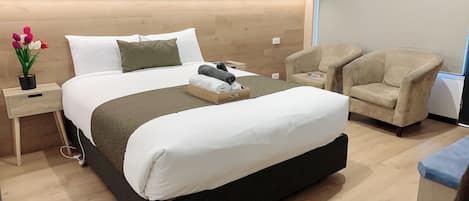 Deluxe-dobbeltværelse - 1 queensize-seng | Skrivebord, arbejdsområde til bærbare computere, strygejern/strygebræt
