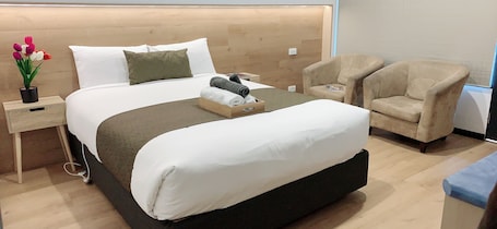 Habitación Deluxe doble, 1 cama de matrimonio | Escritorio y espacio para trabajar con un portátil