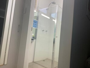 تجهيزات دش، مستلزمات مجانية للعناية الشخصية، مجففات شعر
