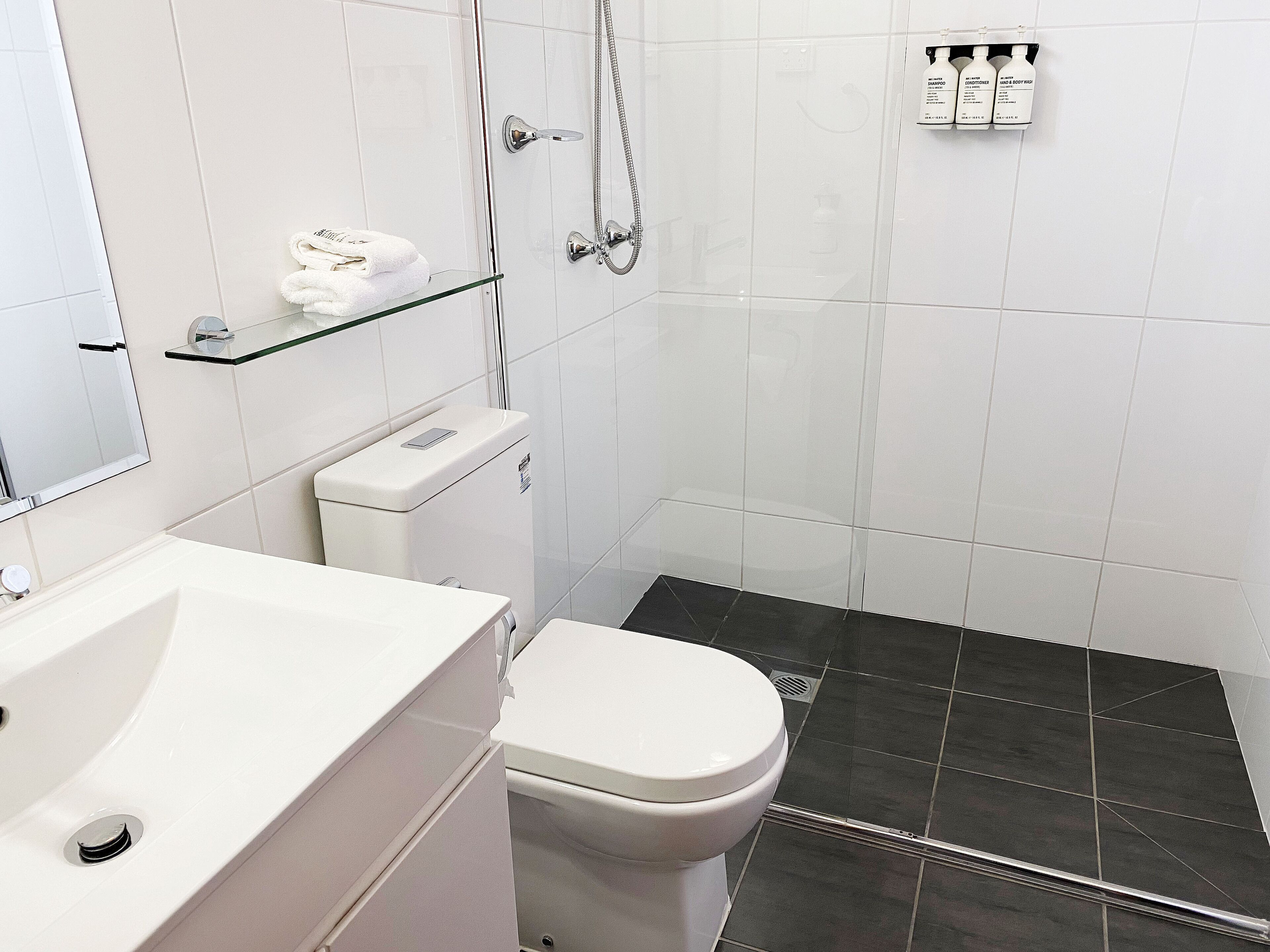 Superior Room, 1 King Bed | Bathroom | Shower, free toiletries, hair dryer, towels