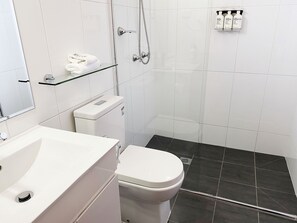 Chambre supérieure, 1 très grand lit | Salle de bain | Douche, articles de toilette (gratuits), séchoir à cheveux