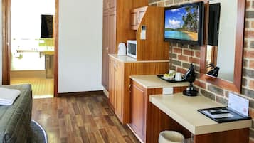 デスク、ノートパソコン用作業スペース、遮光カーテン、防音設備