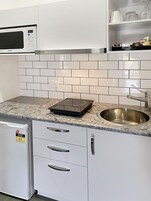 Quarto superior, 1 cama King | Cozinha privada | Geladeira, micro-ondas, cafeteira/chaleira, chaleira elétrica