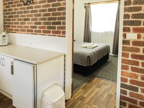 Habitación familiar, varias camas | Escritorio, espacio para trabajar con laptop y cortinas blackout 