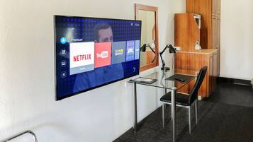 Rom – superior, 1 queensize-seng | Skrivebord, skrivebord for bærbar PC, blendingsgardiner og lydisolert