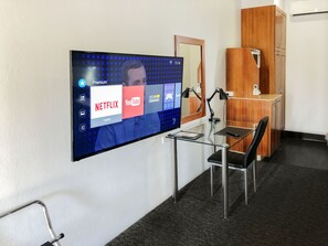 Bureau, espace de travail pour ordinateur portable, rideaux occultants