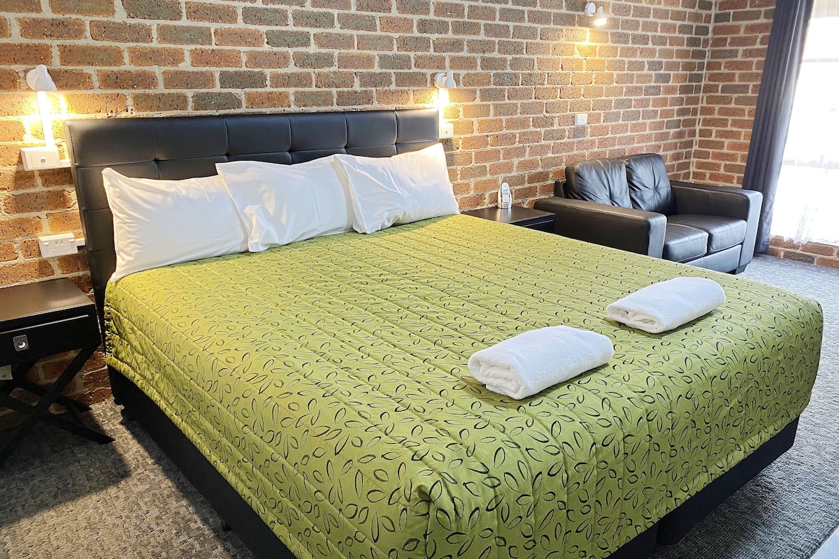 Superior Room, 1 King Bed | Desk, laptop workspace, blackout drapes, soundproofing