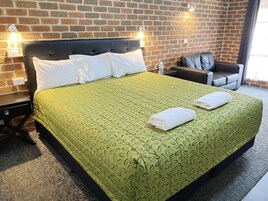 Quarto superior, 1 cama King | Escrivaninha, espaço de trabalho para notebook, cortinas blackout