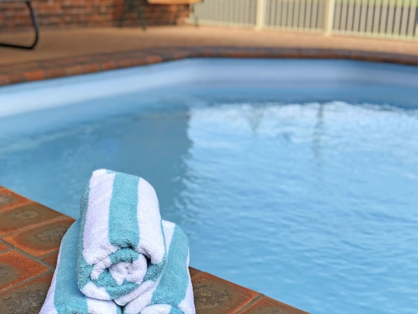 Una piscina con una toalla en el borde.