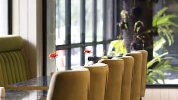 2 restaurants, breakfast, lunch, dinner served; international cuisine