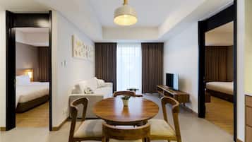 Premiere Flat 2 Bedrooms | Wohnbereich | 42-Zoll-LED-Fernseher mit Satellitenempfang, Fernseher