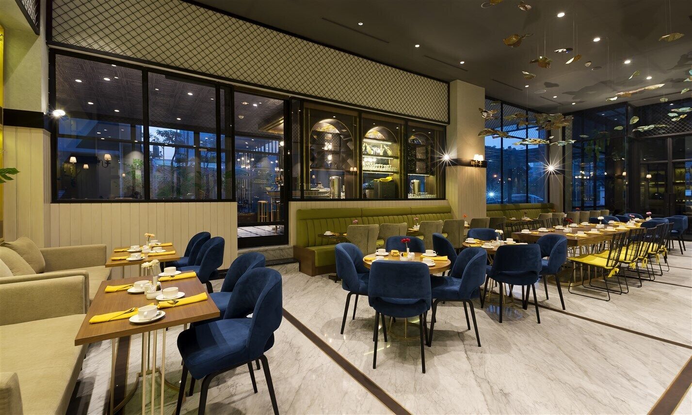 2 restaurants; breakfast, lunch, and dinner served