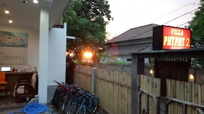 A restaurant named Villa Payday 2 with a wooden fence and bicycles parked outside. - Villa Phyphy 2 (Gili Trawangan)