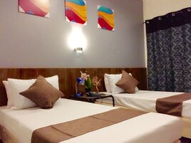Roupas de cama premium, escrivaninha, Wi-Fi de cortesia, roupa de cama