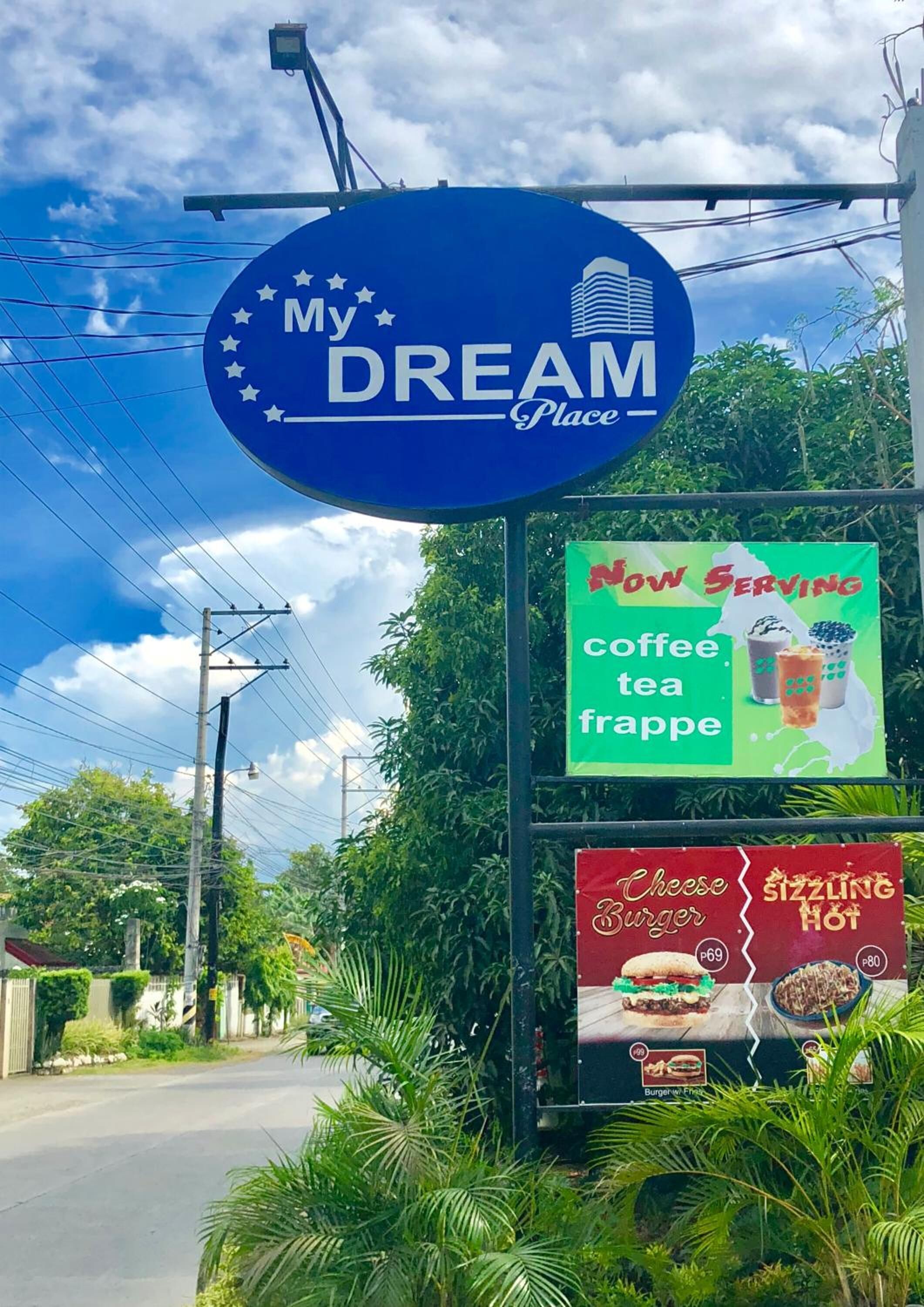 Ein Schild mit dem Schriftzug 'My Dream Place' auf blauem Hintergrund und weißer Schrift.