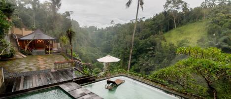 Outdoor pool, pool loungers