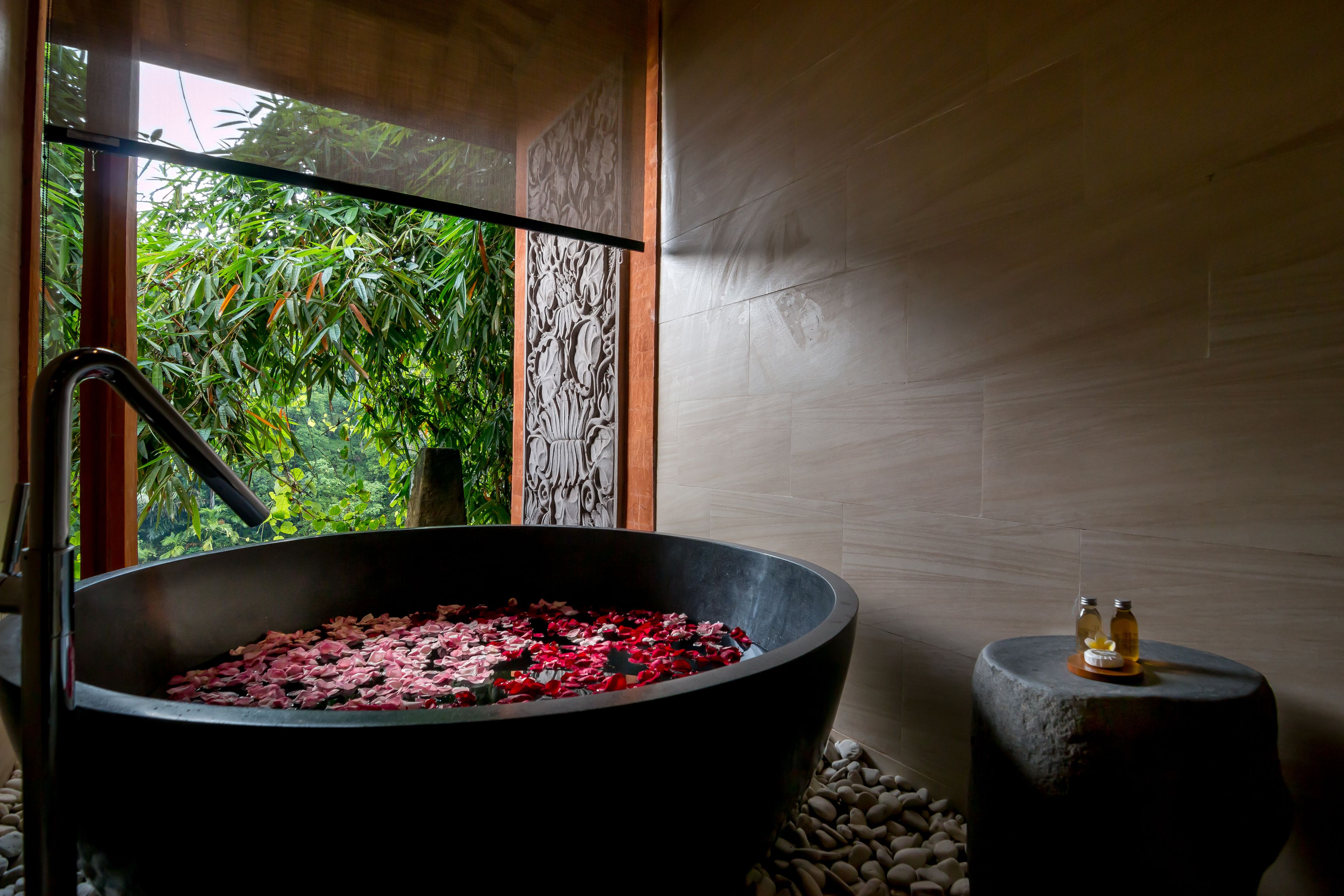 honeymoon suite | deep-soaking bathtub