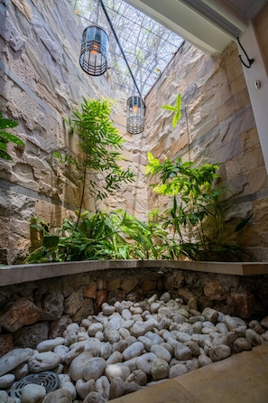 Småhus – deluxe | Bad | Kombinert dusj/badekar, regndusjhode og toalettartikler (inkludert)