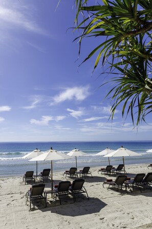 Sulla spiaggia, ombrelloni, teli da spiaggia, massaggi sulla spiaggia