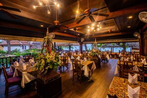 Frokost og lunsj serveres, internasjonale retter, utsikt mot stranden