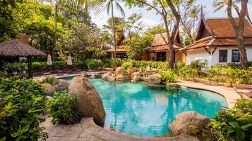 Outdoor pool, pool loungers