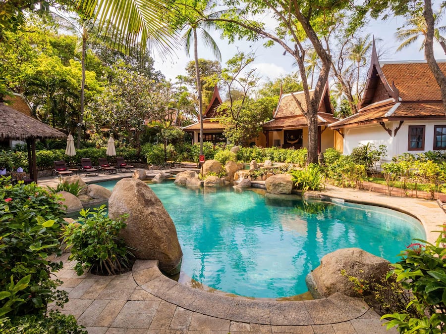 Piscina all'aperto, lettini