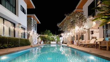 Piscina externa, guarda-sóis, espreguiçadeiras