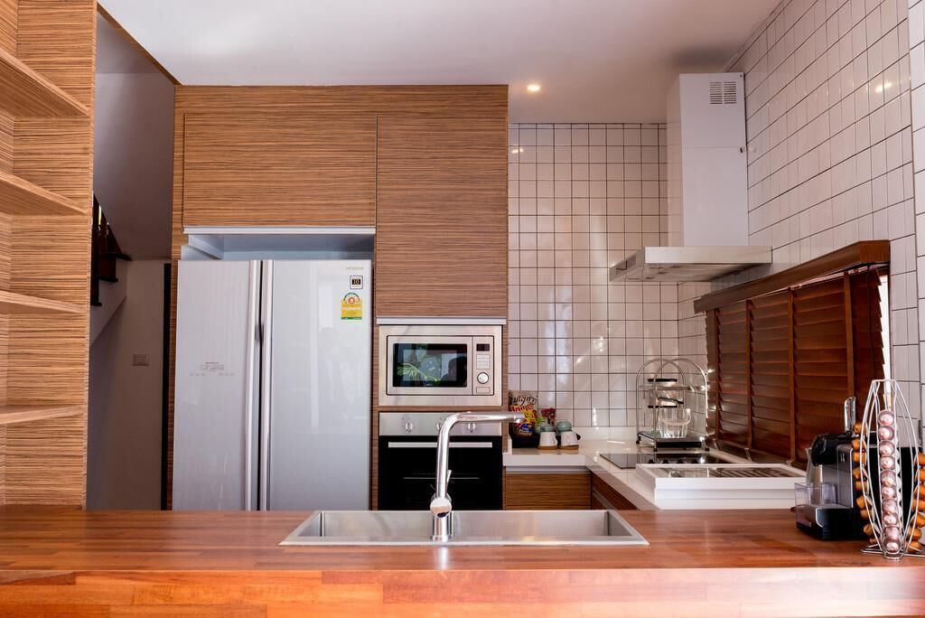 Lemari es, microwave, oven, dan kompor