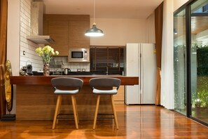 Vila luxo, 3 quartos | Cozinha privada | Geladeira, micro-ondas, fogão, cooktop