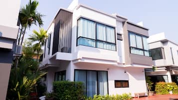 Deluxe Villa, 4 Bedrooms | 4 bedrooms, minibar, in-room safe, individually decorated