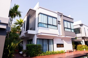 Deluxe Villa, 4 Bedrooms | Minibar, in-room safe, individually decorated, individually furnished - Chic Villa 6 (Chiang Mai)