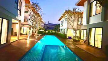 Piscina all'aperto, ombrelloni da piscina, lettini