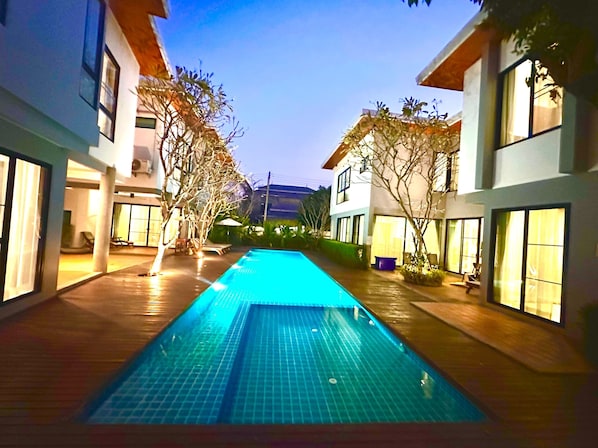 Piscina externa, guarda-sóis, espreguiçadeiras
