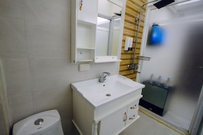 Ducha, artículos de higiene personal gratuitos y toallas