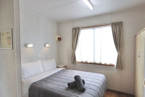 Tabla de planchar con plancha, wifi gratis y ropa de cama