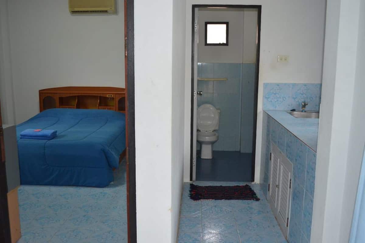 2-Bedroom Bungalow | Bathroom | Shower, towels