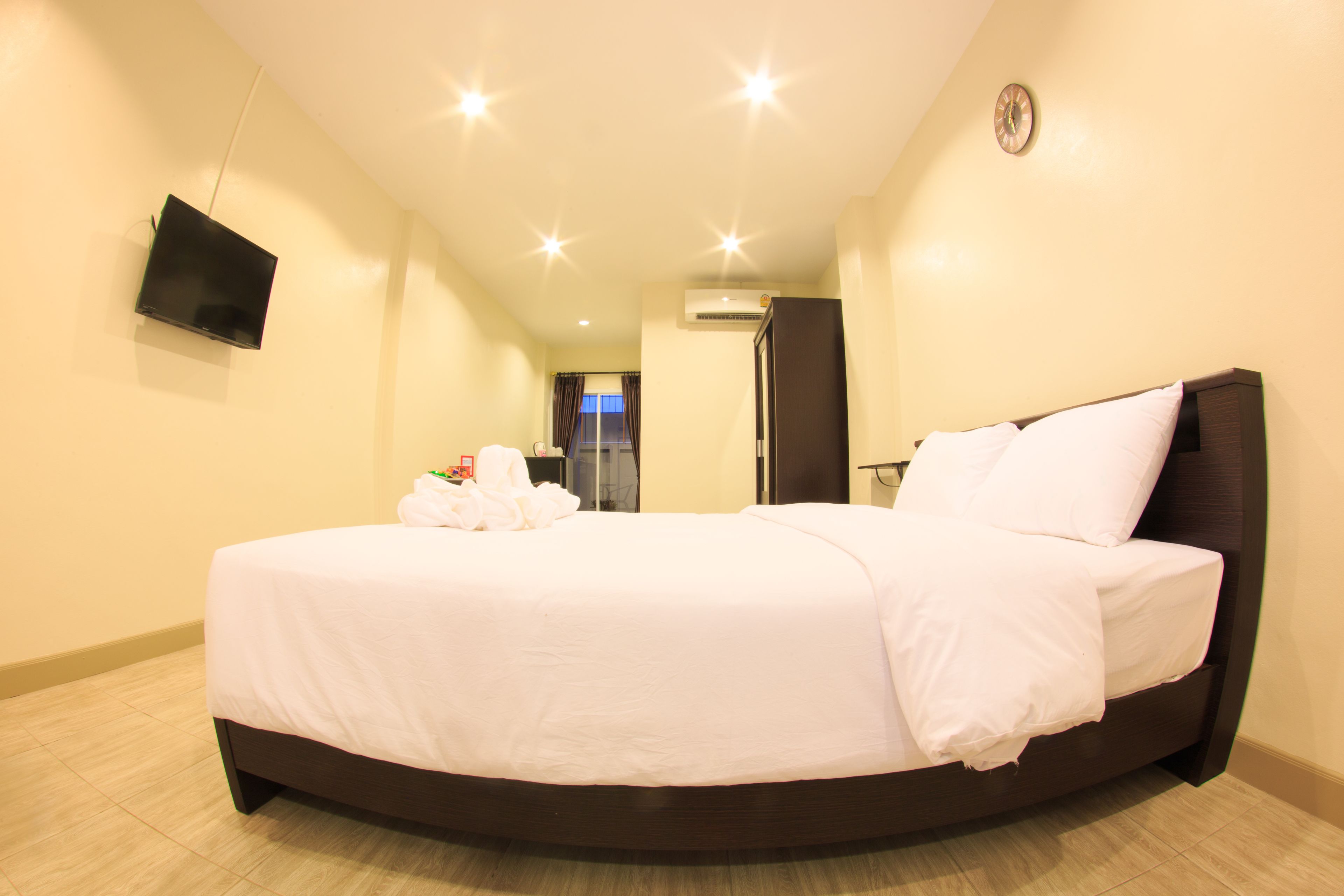 standard double room, 1 king bed | 1 bedroom, minibar, desk, free wifi
