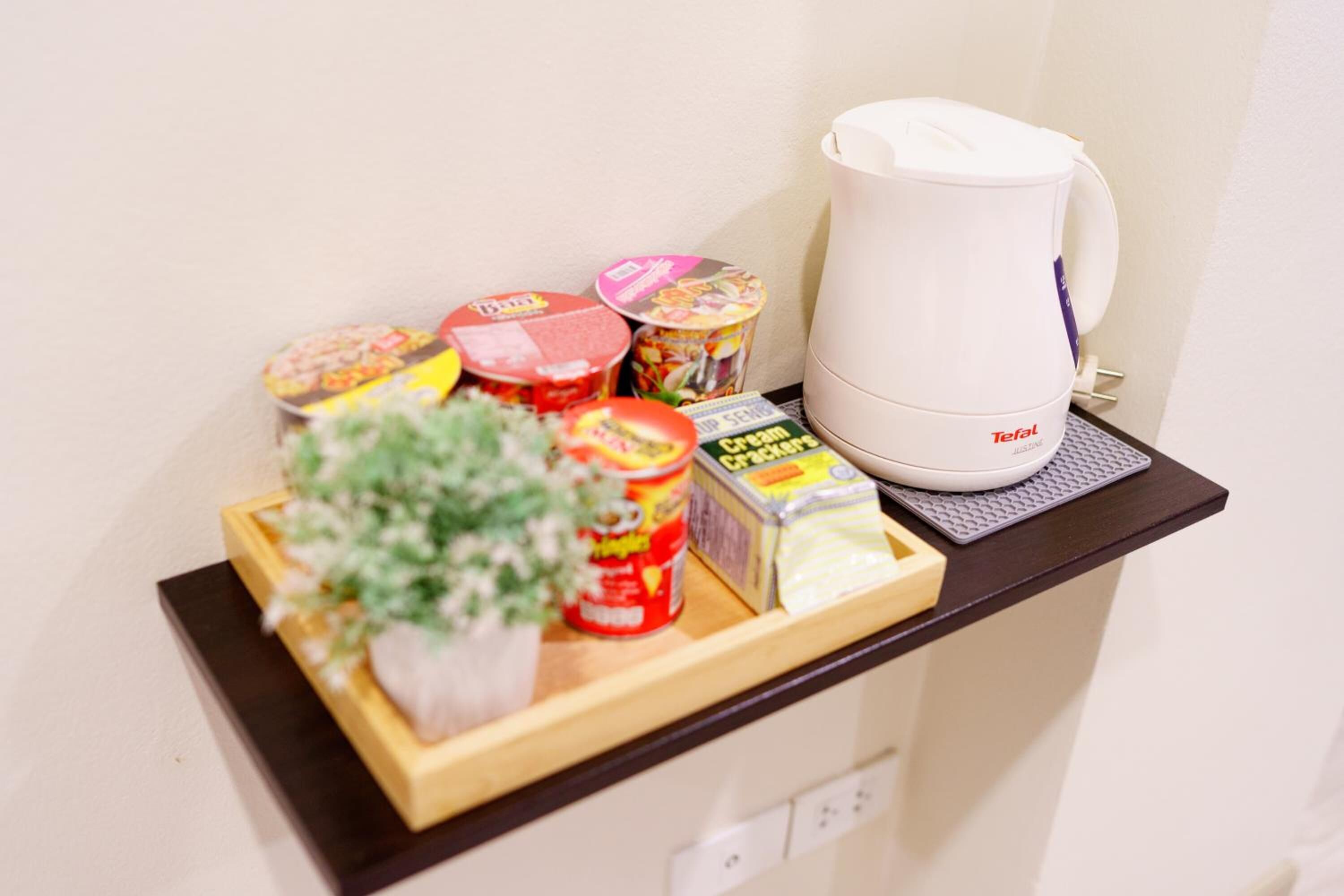 fridge, coffee/tea maker, electric kettle